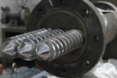 擠出機(jī)機(jī)筒螺桿裂斷的原因是什么？