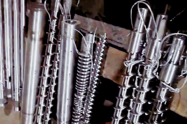 塑料擠出機機筒螺桿卡死了怎么辦？一套從應急拆解到根本預防的解決方案